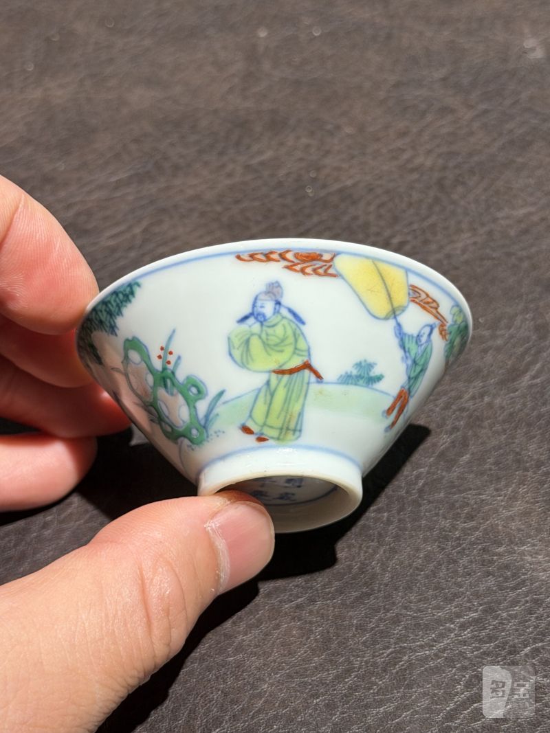 清雍正 斗彩米芾拜石图斗笠杯 - 图3